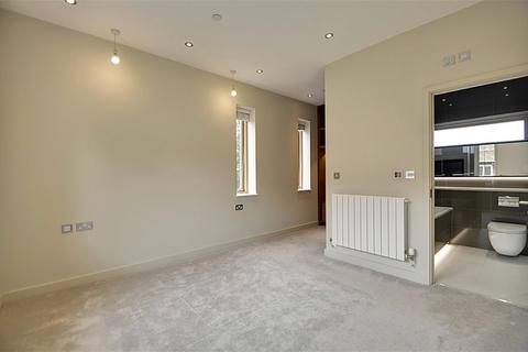 4 bedroom semi-detached house to rent, Gibsons Place, Brentford, TW8