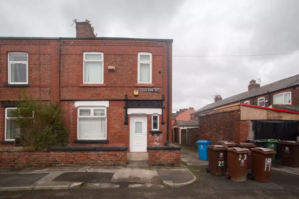 3 bedroom end of terrace house for sale - Photo 3