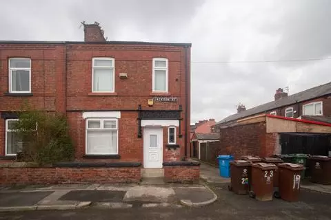 3 bedroom end of terrace house for sale - Photo 2