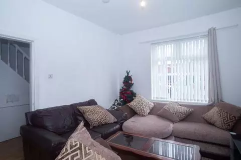3 bedroom end of terrace house for sale - Photo 4