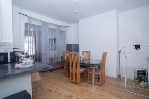 3 bedroom end of terrace house for sale - Photo 8