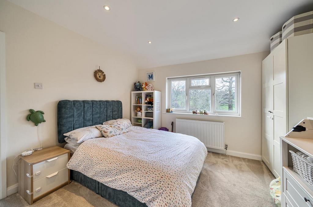 Davidson Frost-Wellings, DFW, Chiltern Avenue, Bed