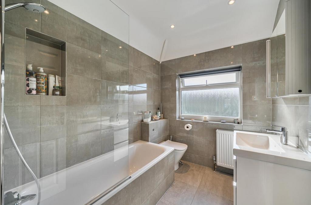 Davidson Frost-Wellings, DFW, Chiltern Avenue, Bat