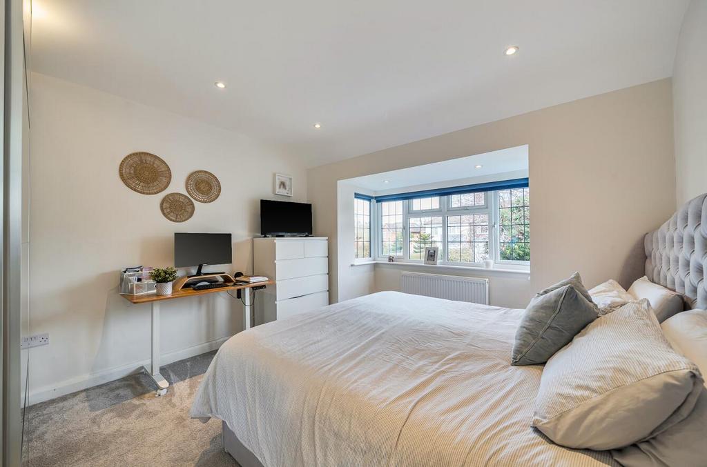 Davidson Frost-Wellings, DFW, Chiltern Avenue, Bed