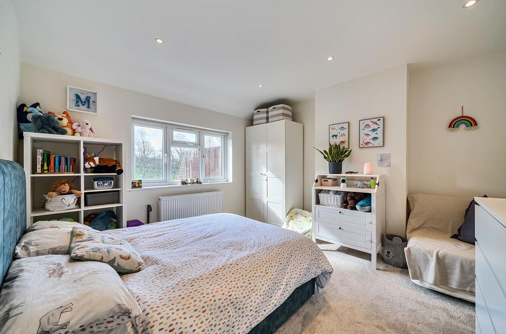 Davidson Frost-Wellings, DFW, Chiltern Avenue, Bed