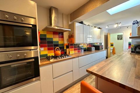 2 bedroom semi-detached house for sale, Oaktree Road, Wednesbury WS10
