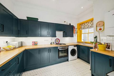 2 bedroom flat for sale, Hopton Road, London SW16