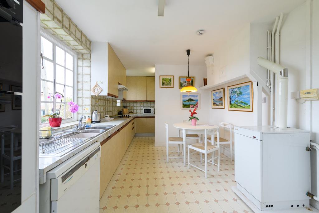 Kitchen/ Breakfast Room