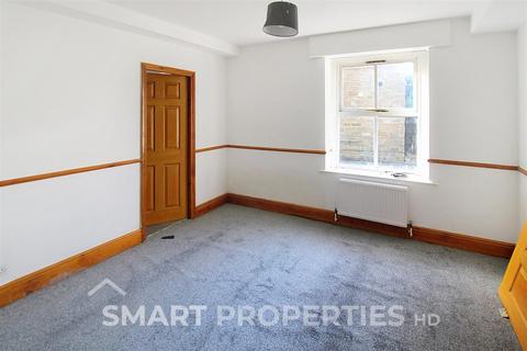 2 bedroom flat to rent, St. Philips Court, Huddersfield HD3