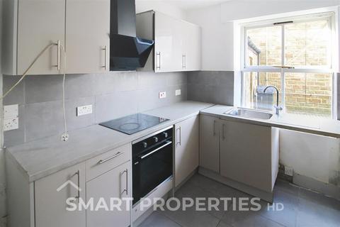 2 bedroom flat to rent, St. Philips Court, Huddersfield HD3
