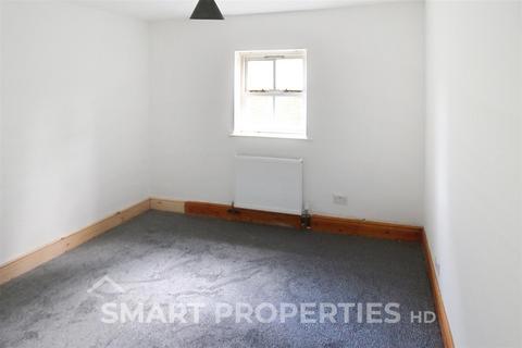 2 bedroom flat to rent, St. Philips Court, Huddersfield HD3