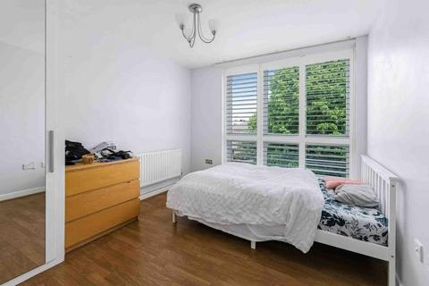 3 bedroom flat share to rent, Roman Way, London N7