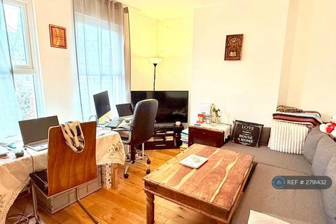 2 bedroom flat to rent, Thackeray Avenue, London, N17