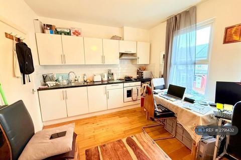 2 bedroom flat to rent, Thackeray Avenue, London, N17