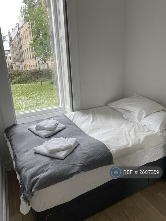 Small Double Bedroom Bed