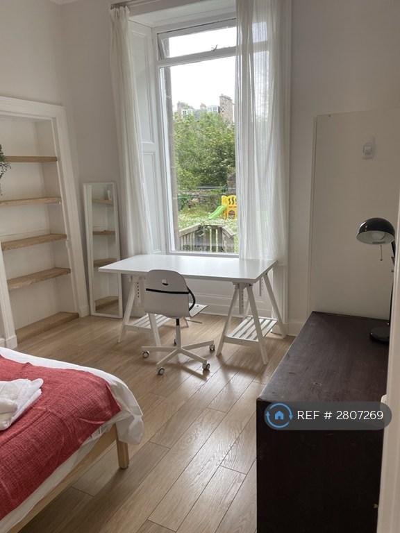 Main Bedroom Desk & Garden