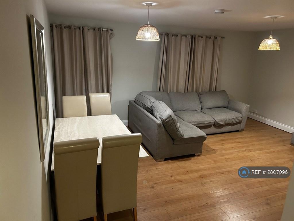 Lounge/Dining Area Looking Towards The High Street