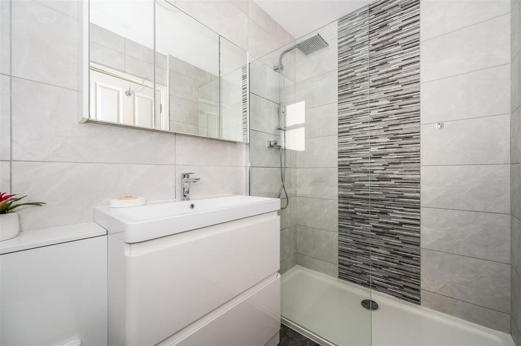 Master En-suite shower.jpg