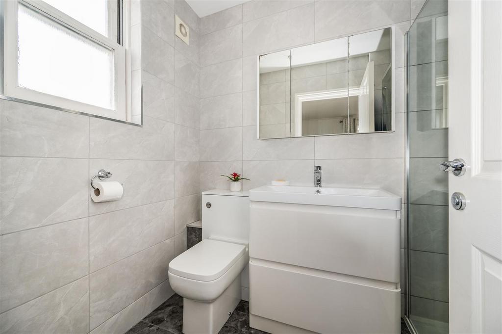 Master En-suite loo &amp; basin.jpg