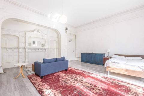 Studio to rent, Eton Avenue, Swiss Cottage, London, NW3