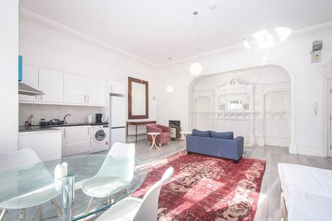 Studio to rent, Eton Avenue, Swiss Cottage, London, NW3