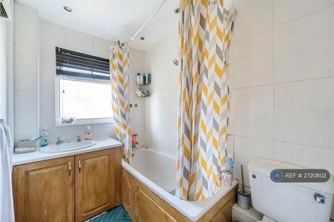 2 bedroom maisonette to rent, Snowden Avenue, Uxbridge, UB10