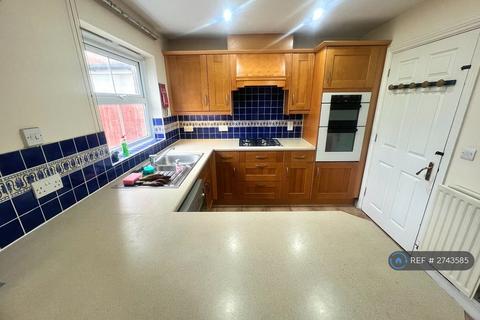 4 bedroom detached house to rent, Chilcott Close, Wembley, HA0