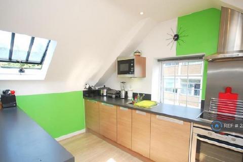 2 bedroom penthouse to rent, London Road, Mitcham, CR4