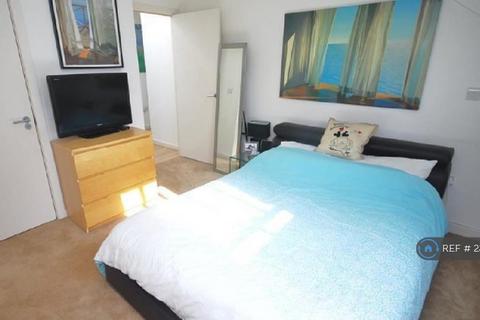 2 bedroom penthouse to rent, London Road, Mitcham, CR4