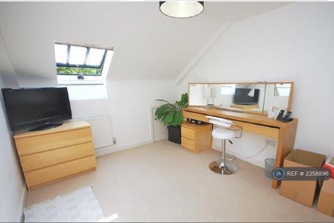 2 bedroom penthouse to rent, London Road, Mitcham, CR4