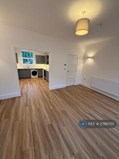 3 bedroom maisonette to rent, The Broadway, London, SW19