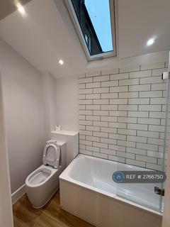 3 bedroom maisonette to rent, The Broadway, London, SW19