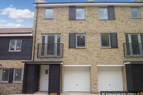 4 bedroom terraced house to rent, Alice Bell Close, Cambridge, CB4