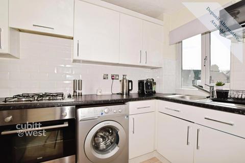 2 bedroom maisonette to rent, Kelvin Gardens Croydon CR0