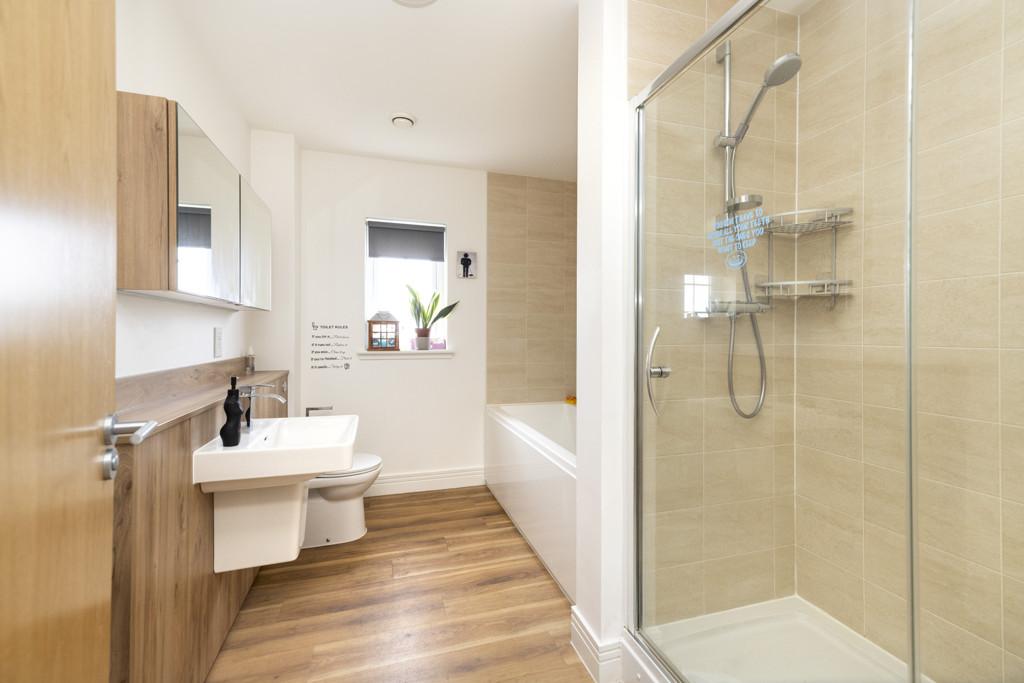 Family bathroom of 5 Old Quarry Road