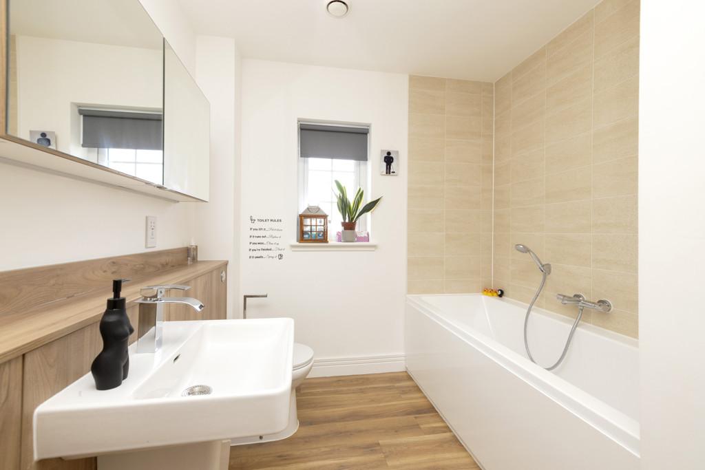 Family bathroom of 5 Old Quarry Road