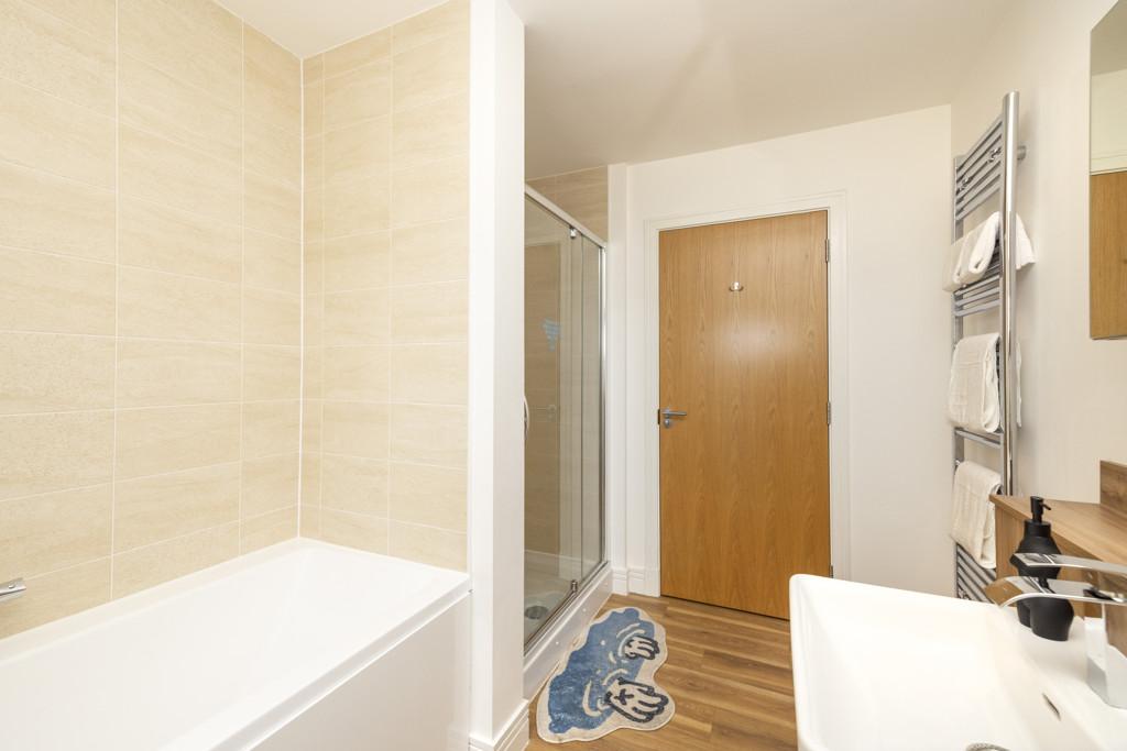 Family bathroom of 5 Old Quarry Road