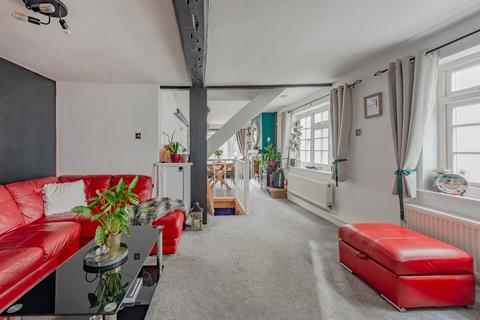 2 bedroom end of terrace house for sale, High Street, Nutfield, Redhill
