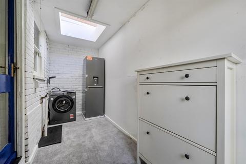 3 bedroom semi-detached house to rent, Staverton Road, Reading, RG2