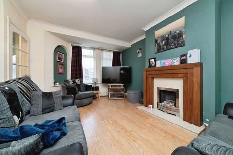 3 bedroom terraced house for sale, County Road South, Hull