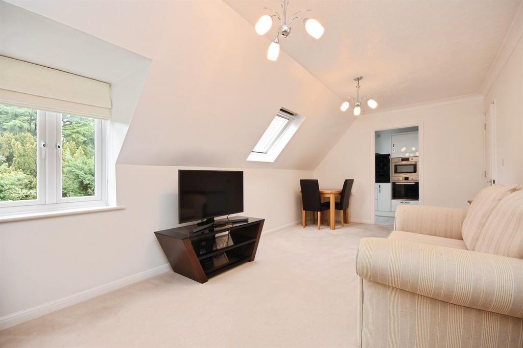 Lakes Meadow, Coggeshall, Colchester 2 bed apartment - £145,000