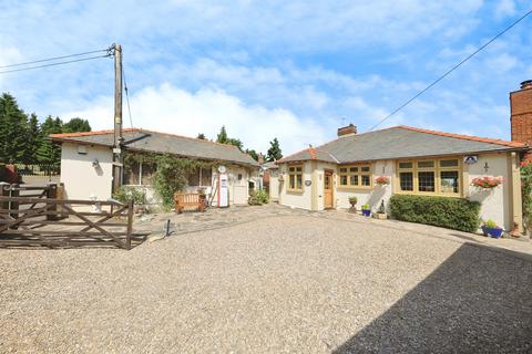 2 bedroom detached bungalow for sale, Bridgnorth Road, Kidderminster