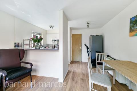 undefined, Lowry Crescent, Mitcham
