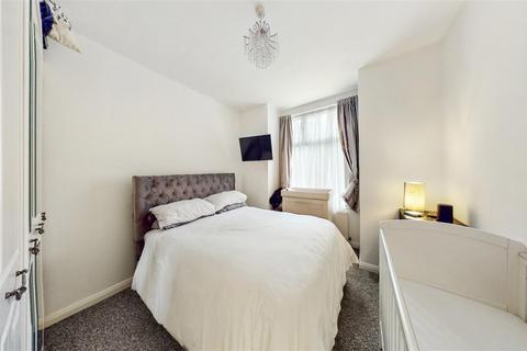 1 bedroom flat to rent, Holberton Gardens, College Park, London