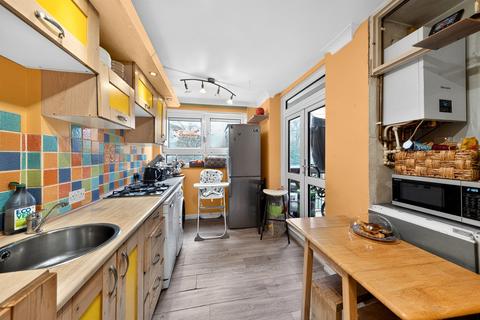 2 bedroom flat for sale, Tilford Gardens, London