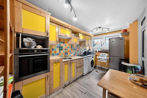 2 bedroom flat for sale, Tilford Gardens, London