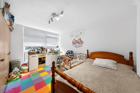 2 bedroom flat for sale, Tilford Gardens, London
