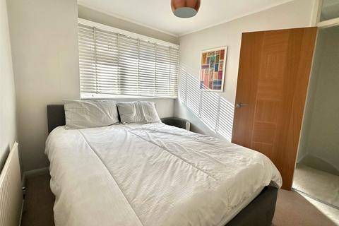 3 bedroom terraced house to rent, Montague Road, London, SW19