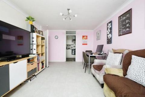 2 bedroom apartment for sale, Elvet Avenue, Romford