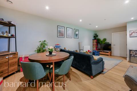 2 bedroom flat to rent, Plough Lane, LONDON